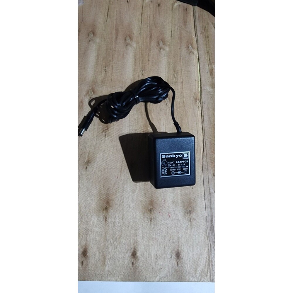 SANYO AC ADAPTOR MODEL: DC660 OUTPUT DC6V  600mA INPUT AC120V 60Hz 8w